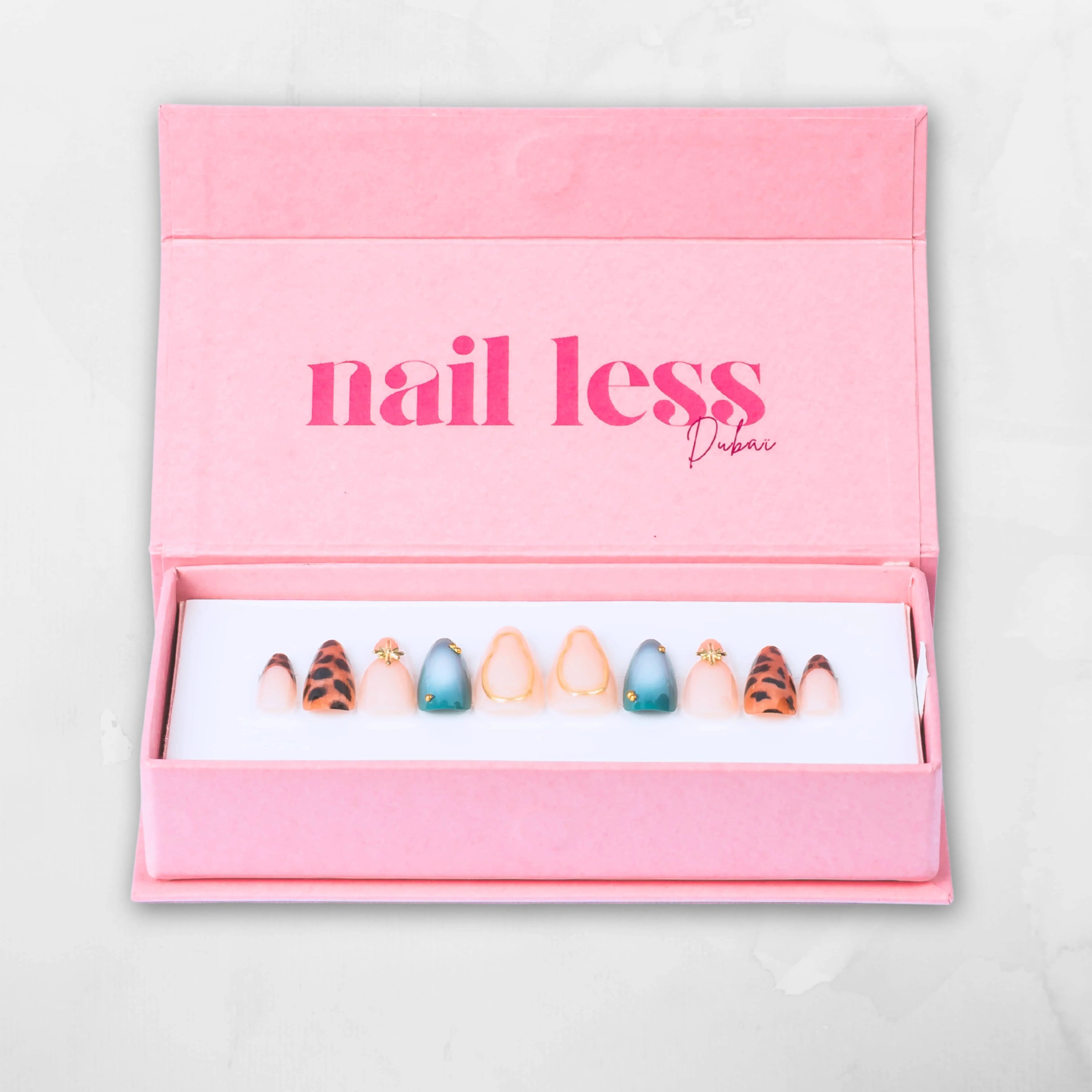 3D press-on nails by Nail Less Dubaï