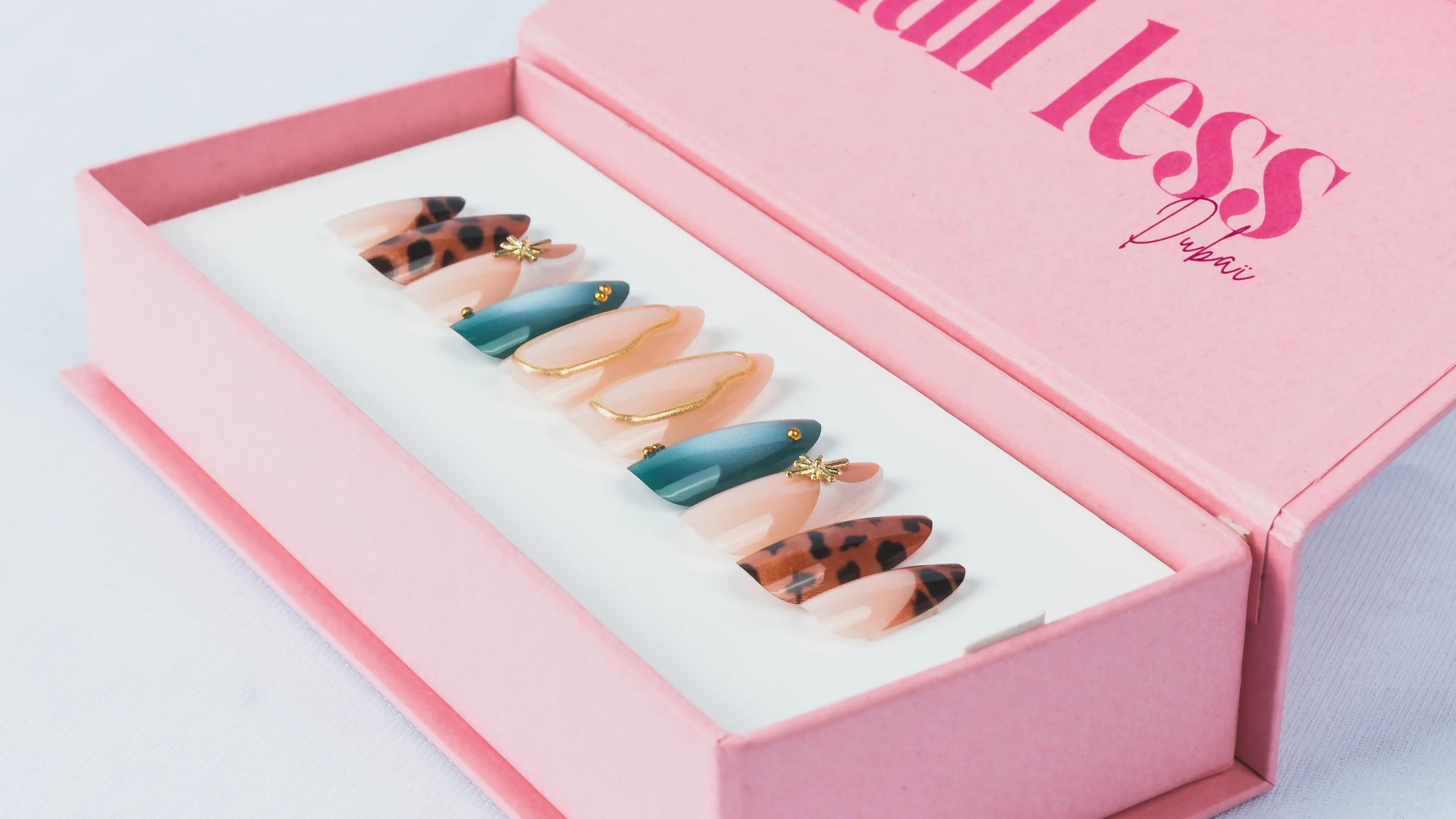 3D press-on nails by Nail Less Dubaï