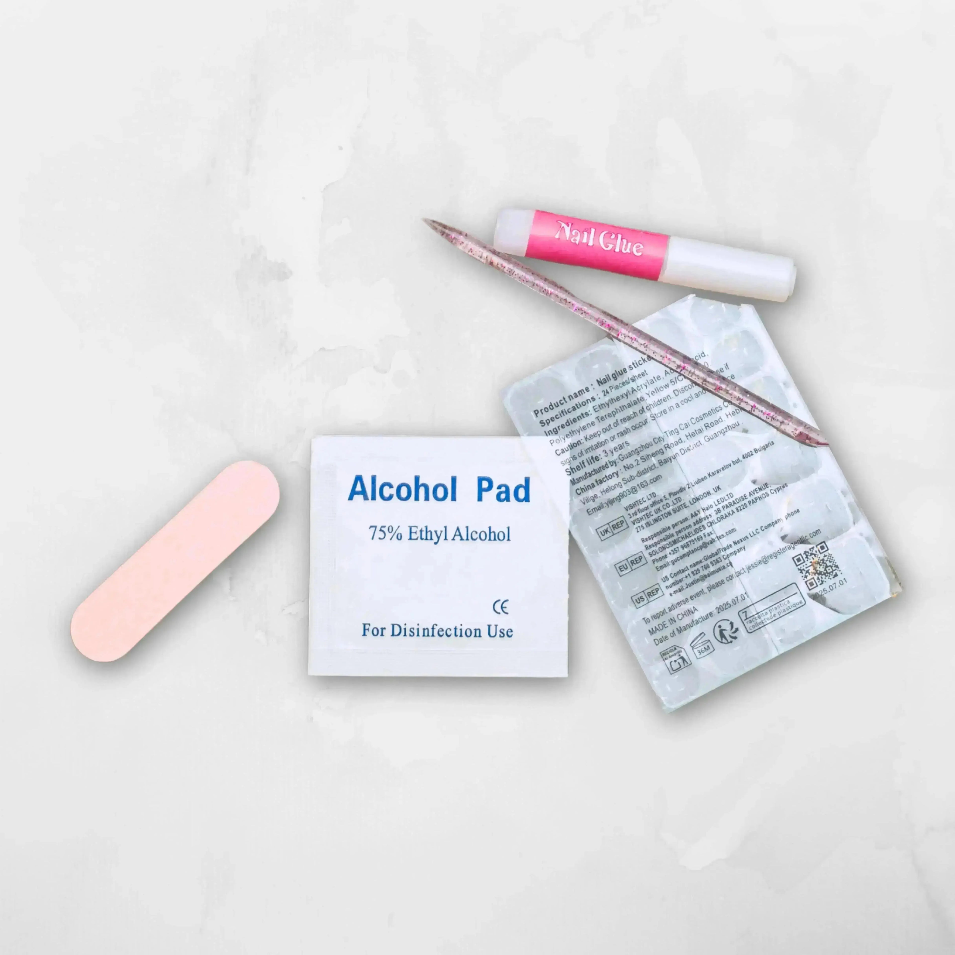 3D press-on nails by Nail Less Dubaï